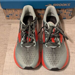 NIB Brooks Hyperin Max Size 7 in Blue Surf / Cherry / Nightlife